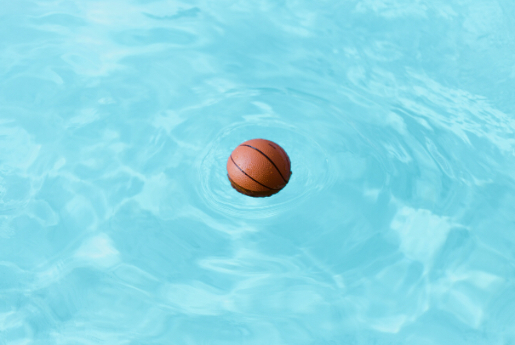 Ay Boşlukta, moon, actually ball alone in the pool